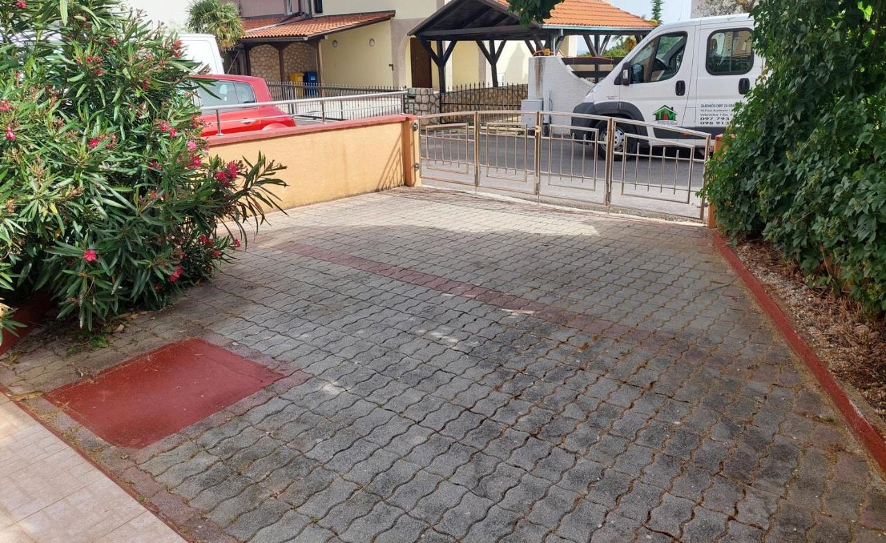 Apartman Nelamore - Krk Town, 300 Meters To The Beach Екстер'єр фото